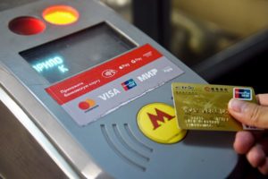 Проход через турникет в метро банковской картой какая карта подходит