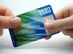 Может ли дебетовая карта уйти в минус