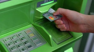 Банкомат выплевывает карту сбербанка